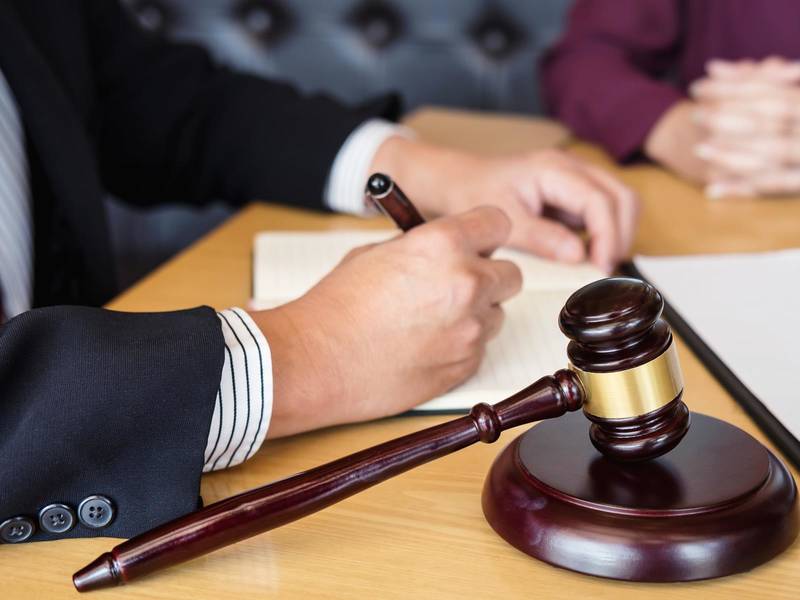 上海劳动仲裁律师视角：劳动合同压工资一个月是否合法
