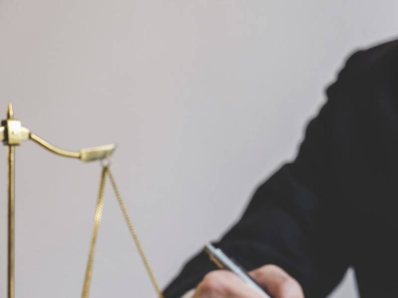上海劳动仲裁律师解析：公司被劳动仲裁，法人承担后果全剖析